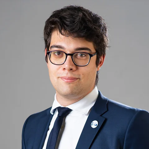 French student Leo taking online global MBA program